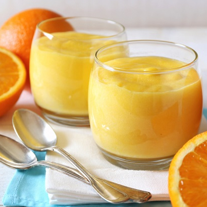 Bicchiere con mousse all'arancia.
